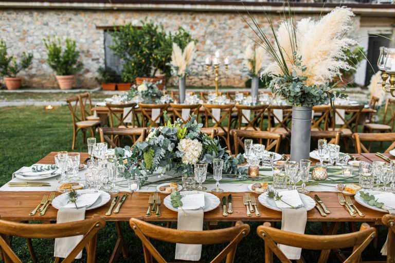 Idee per decorare la tavola del matrimonio che renderanno il tuo evento più divertente!