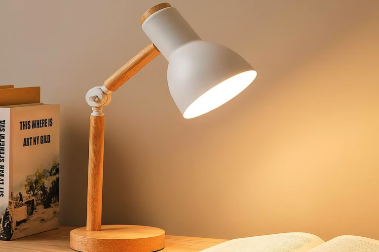 Lampada da tavolo in legno per angolo lettura camera da letto
