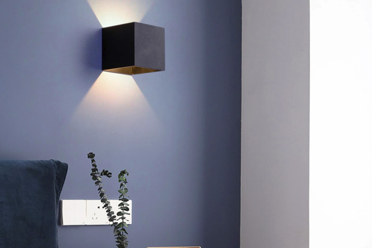 Lampada da parete in metallo nero opaco