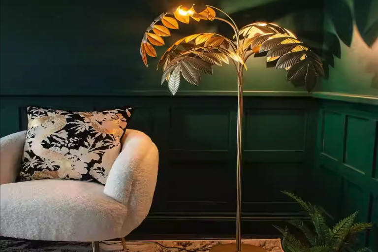 La Lampada da Terra con Palma: Un’aggiunta tropicale per la tua casa