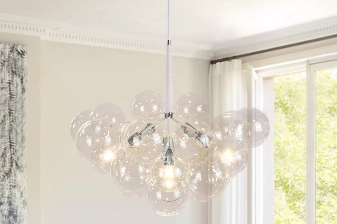 Chandelier a Bolle di Vetro: Luminosa Eleganza