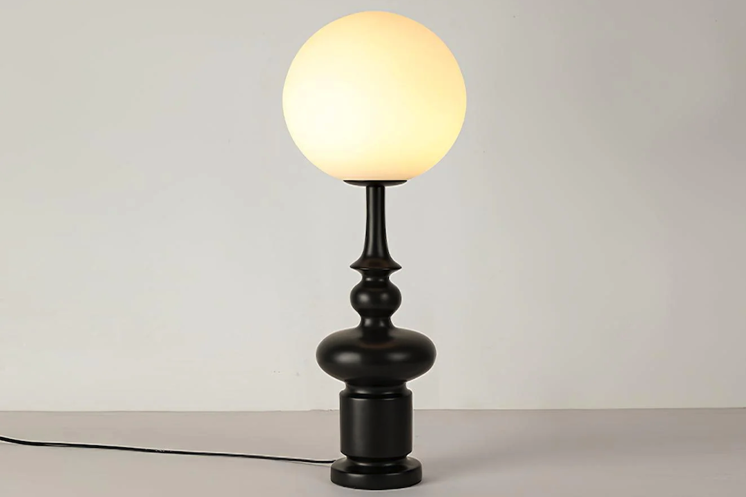 Lampada da tavolo a colonna romana: eleganza italiana