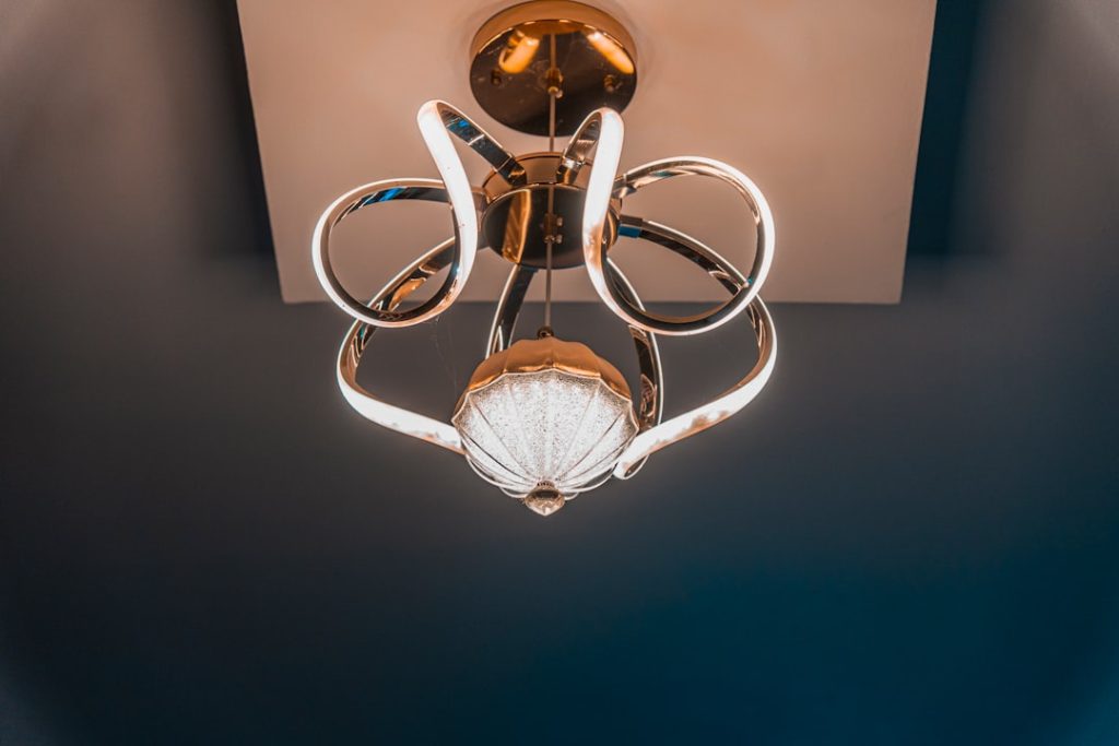 Photo copper floor lamp