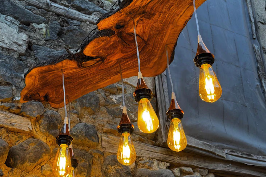 Chandelier rustico in legno e metallo per soffitto a volta