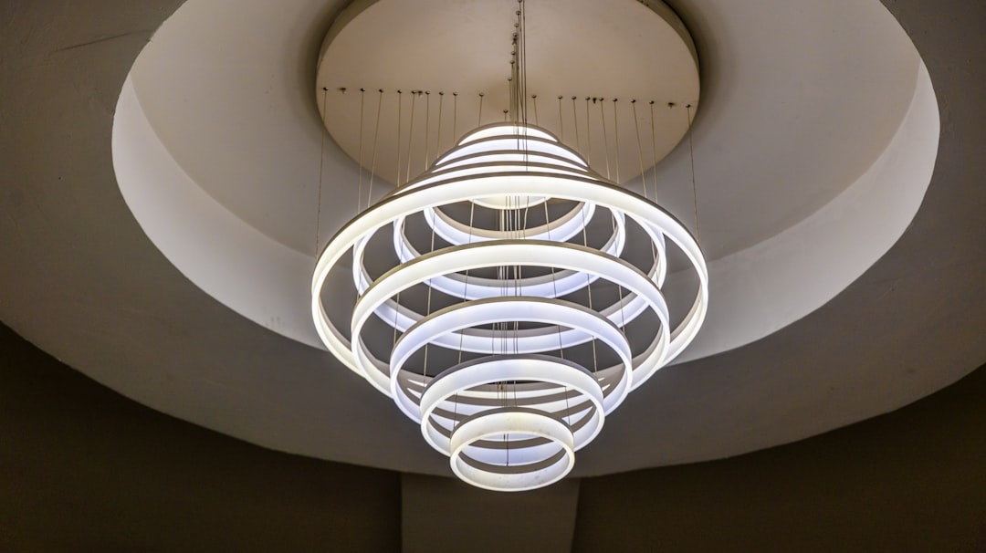 Chandelier rustico in legno e metallo per soffitto a volta