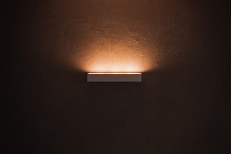 Lampada da parete in acrilico a onde moderne