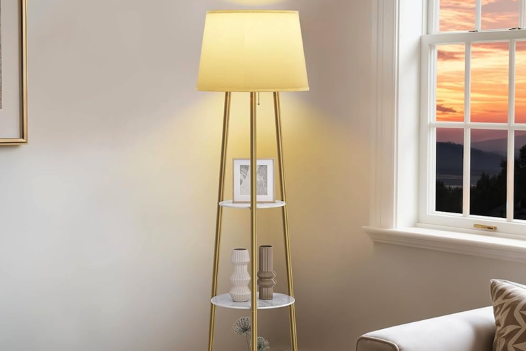 La lampada da terra dorata Hollywood Regency per un salotto elegante