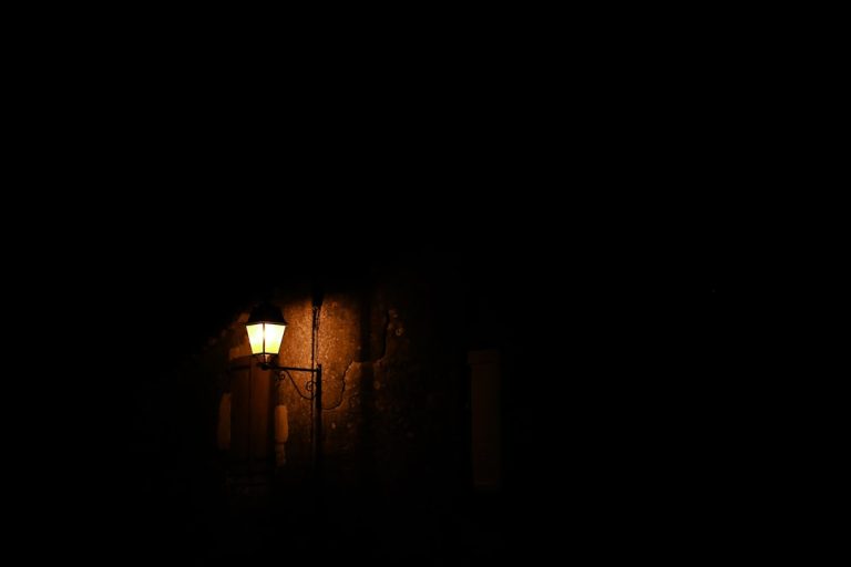 La lampada da terra dorata Hollywood Regency per un salotto elegante