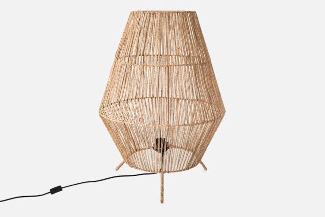 Lampada da terra in juta naturale per un salotto accogliente