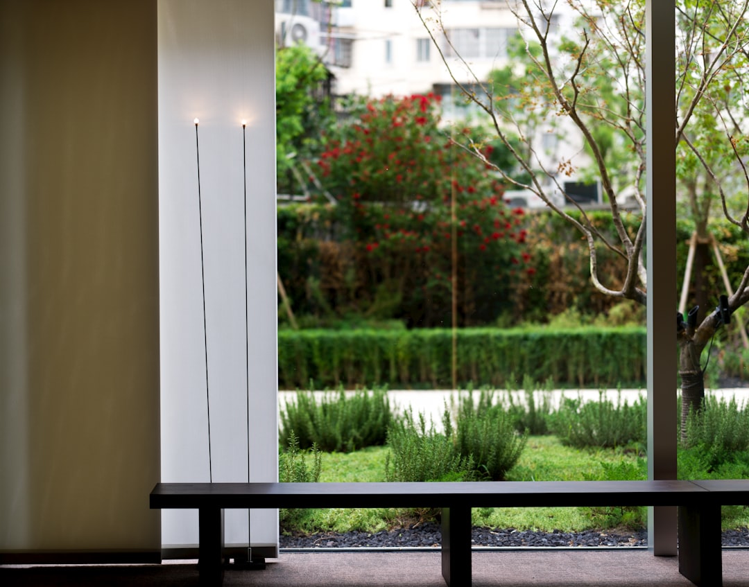 Lampada da terra in juta naturale per un salotto accogliente