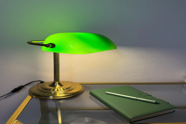 Lampada banchiere vintage francese con paralume affusolato
