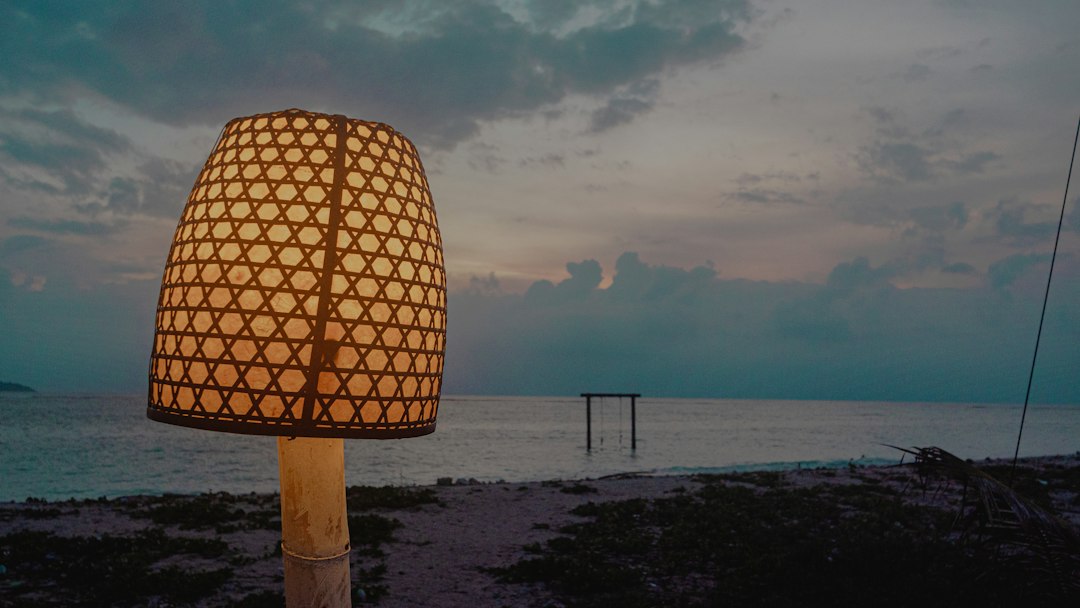 Lampada da tavolo efficiente con finitura in rattan naturale